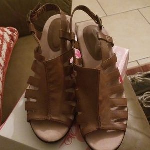 Womens Easy Street sandals New without tags